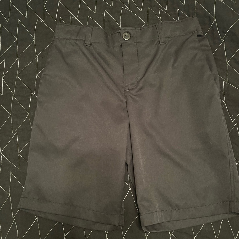 UNDER AMOUR Boys black golf shorts adjustable waist band sz 12 washed never worn